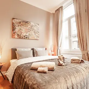 https://luxury-suites-palace.hotelsghent.com