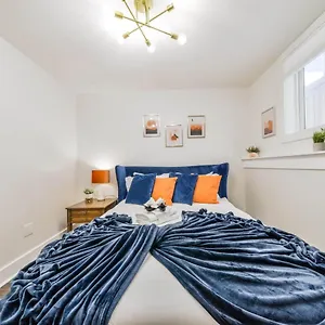 https://new-3bdrm-tropical-oasis-central-garage-fireplace-wifi.edmonton-hotels.net