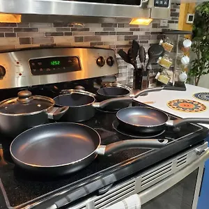 https://2-bedroom-bungalow-free-parking-high-speed-wi-fi.edmonton-hotels.net
